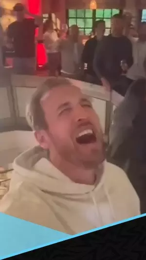 احتفالات هاري كين بأول لقب في مسيرته